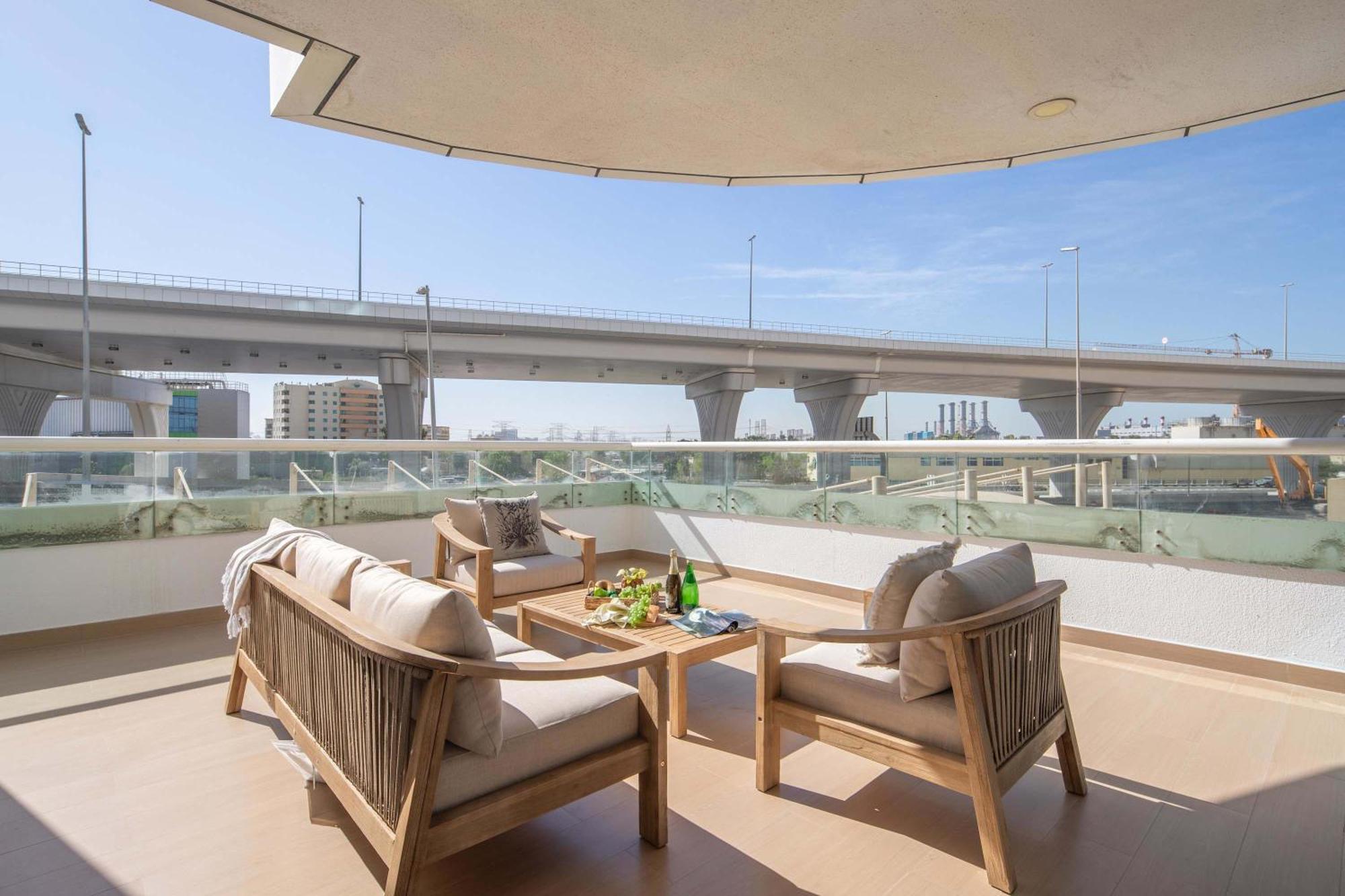 Frank Porter - Zen Tower Apartment Dubai